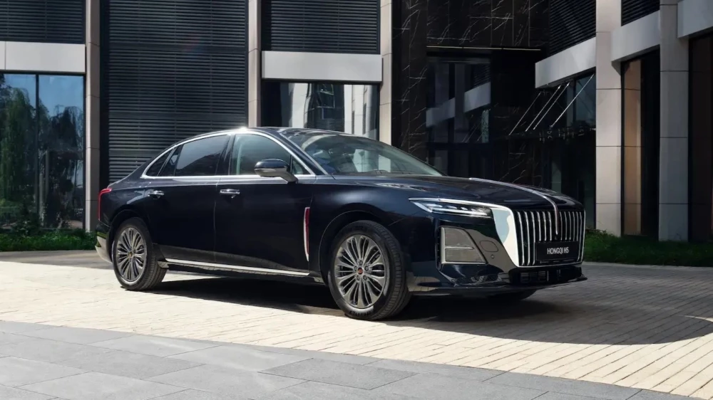 Обновленный седан Hongqi H5 2026 сбоку спереди