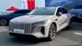 Гибридный седан Hongqi H7 нового поколения сбоку спереди