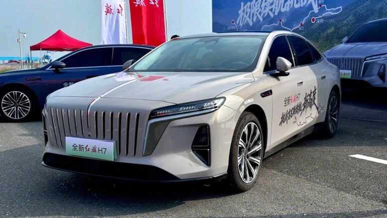 Гибридный седан Hongqi H7 нового поколения сбоку спереди
