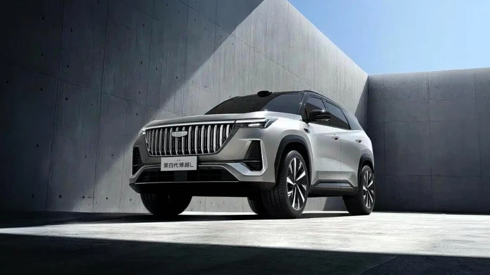 обновлённый кроссовер geely atlas 2027 сбоку спереди в Китае