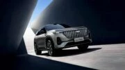 обновлённый кроссовер geely atlas 2027 сбоку спереди в Китае