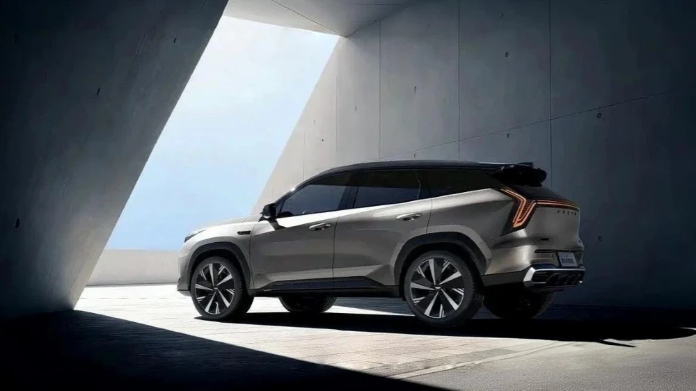 обновлённый кроссовер geely atlas 2027 сбоку сзади в Китае