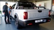 Дизельный пикап JAC T9 сзади сбоку у дилера в автосалоне Владивосток