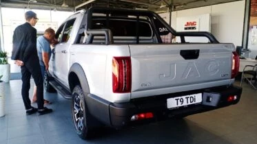 Дизельный пикап JAC T9 сзади сбоку у дилера в автосалоне Владивосток