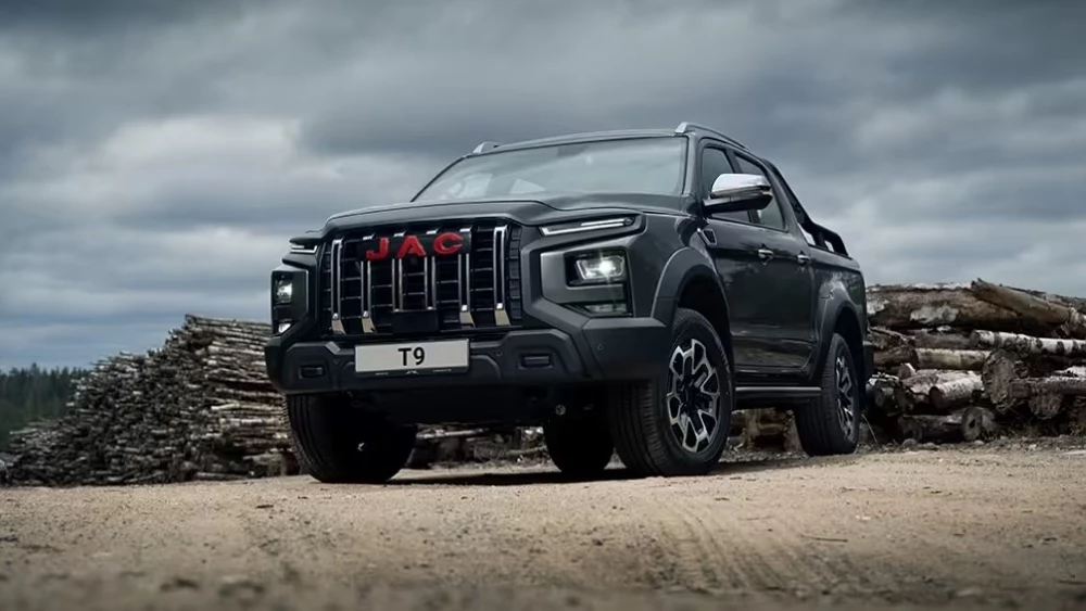 Пикап JAC T9 сбоку спереди