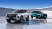 Кроссоверы JAECOO J5 и JAECOO J7 PHEV в Казахстане сбоку спереди вместе