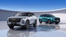 Кроссоверы JAECOO J5 и JAECOO J7 PHEV в Казахстане сбоку спереди вместе