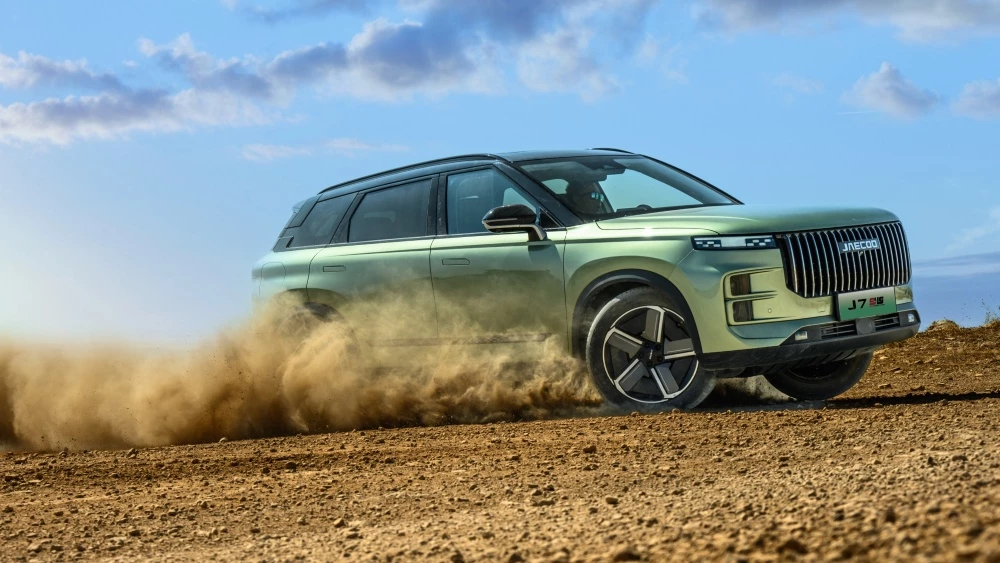 Гибридный кроссовер JAECOO J7 PHEV сбоку в песках полный привод
