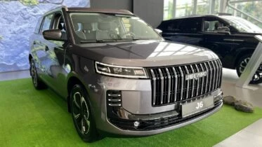 Кроссовер Jeland J6 AWD у дилера в автосалоне сбоку спереди купить новый Ярославль