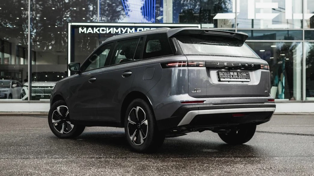 Кроссовер Jeland J6 AWD у дилера в автосалоне сбоку спереди купить новый Максимум Обводный Петербург