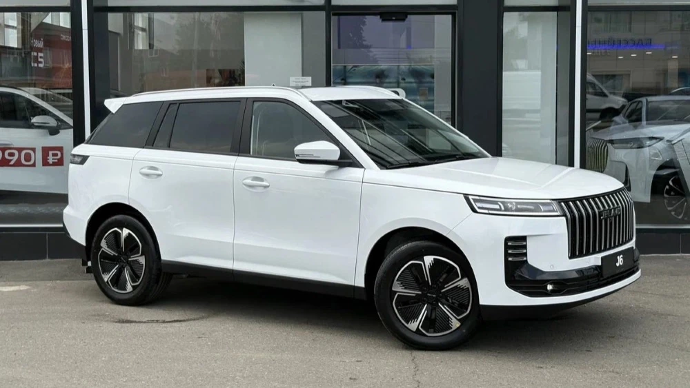 Кроссовер Jeland J6 AWD у дилера в автосалоне сбоку спереди купить новый Оптима Краснодар