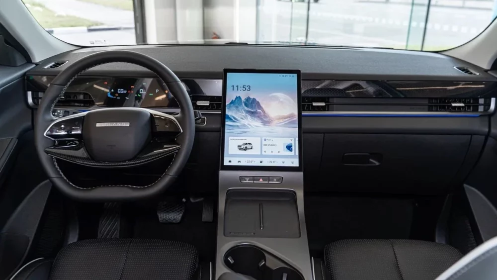 Кроссовер Jeland J6 AWD у дилера в автосалоне сбоку спереди купить новый Рольф Ясенево Москва салон интерьер