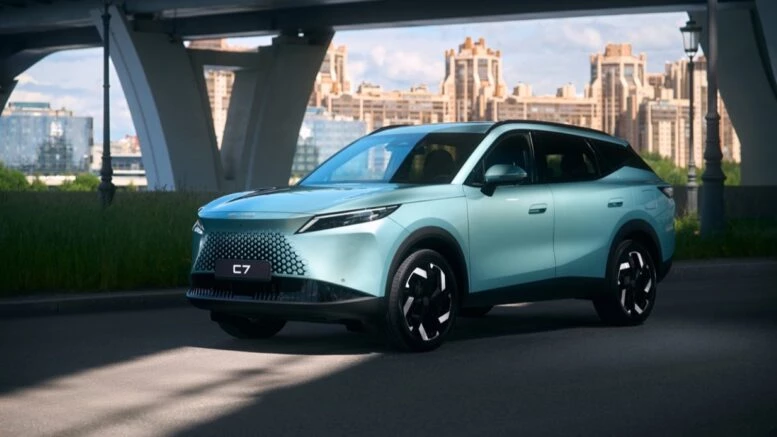 В России представили кроссовер Jeland C7. Он мощнее, чем Omoda Кроссовер Jeland C7 сбоку спереди