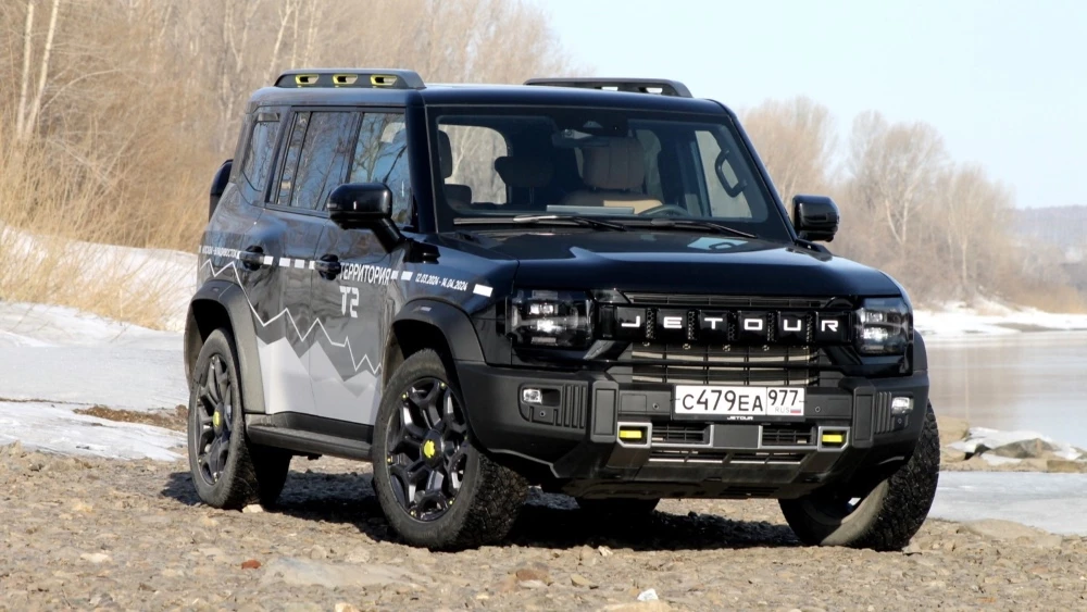 Кроссовер Jetour T2 сбоку спереди бездорожье