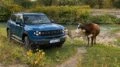 Jetour T1 тест-драйв в Казахстане на бездорожье сбоку спереди синий коровы