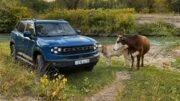 Jetour T1 тест-драйв в Казахстане на бездорожье сбоку спереди синий коровы