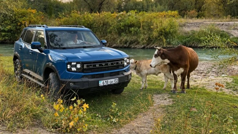 Jetour T1 тест-драйв в Казахстане на бездорожье сбоку спереди синий коровы