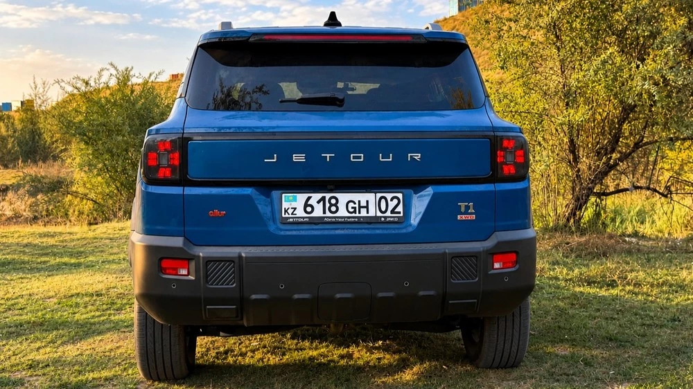 Jetour T1 тест-драйв в Казахстане на бездорожье сзади