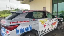 Глория Фанью Ху кругосветное путешествие маршрут BYD Atto 3 Yuan Plus сбоку сзади на зарядке