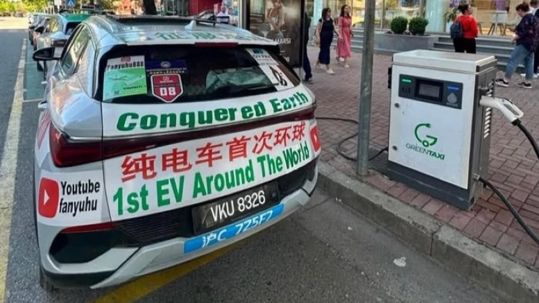 Глория Фанью Ху кругосветное путешествие BYD Atto 3 Yuan Plus сбоку сзади зарядка