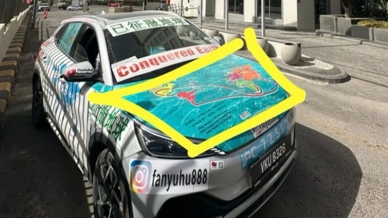 Глория Фанью Ху кругосветное путешествие BYD Atto 3 Yuan Plus сбоку спереди
