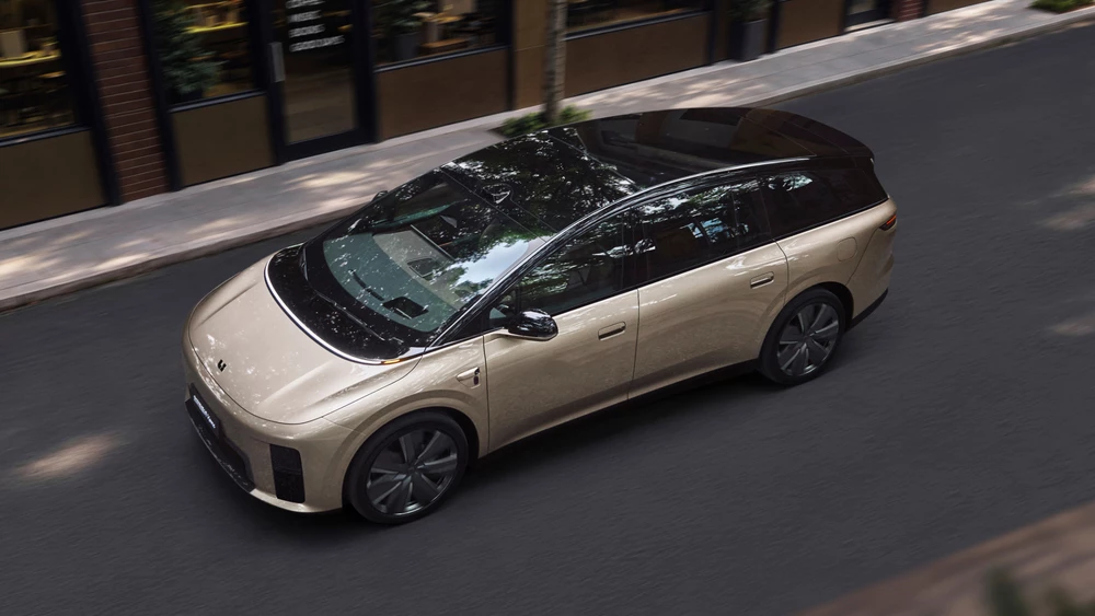 Электрический кроссовер Li Auto i9 сверху сбоку