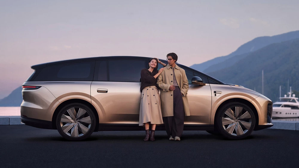 Электрический кроссовер Li Auto i9 сбоку мужчина женщина