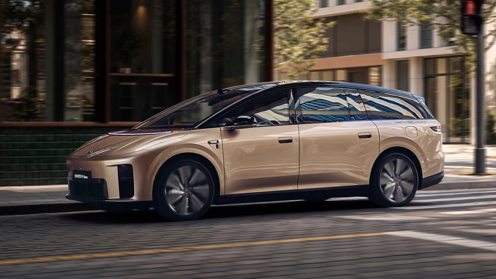 Электрический кроссовер Li Auto i9 сбоку