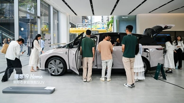 Электрический кроссовер Li Auto i9 у дилера в автосалоне в Китае сбоку