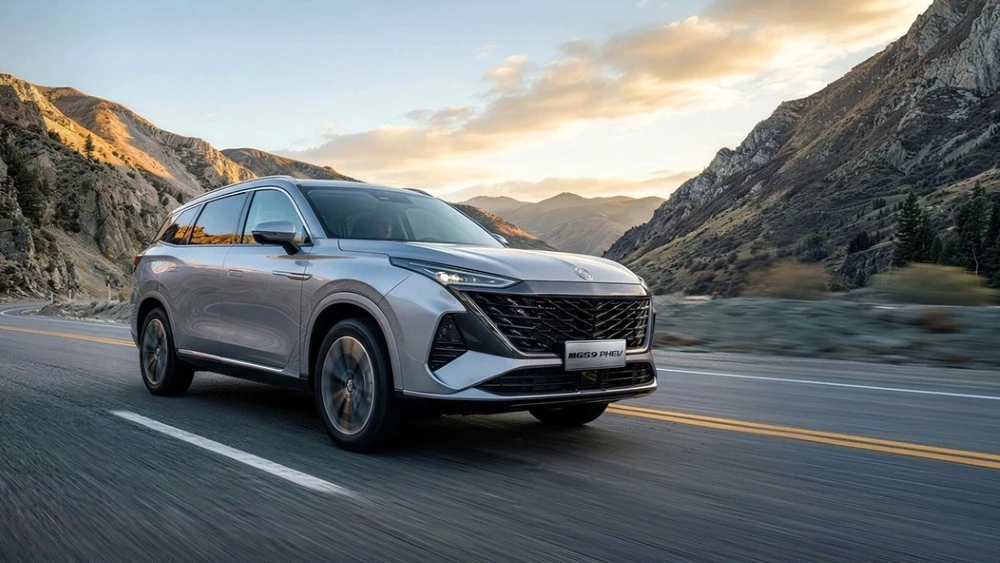 гибридный кроссовер москвич м90 mg s9 phev спереди сбоку