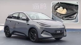 Новый BYD Seagull прибавил 425 мм и 54 л.с. сбоку спереди серый багажник
