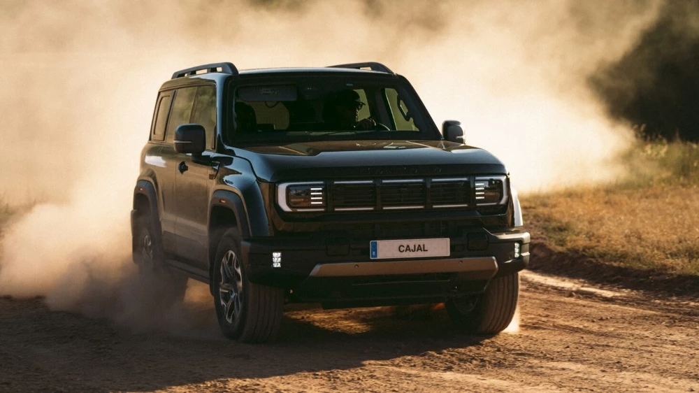 Santana Cajal сбоку спереди в динамике бездорожье BAIC BJ40