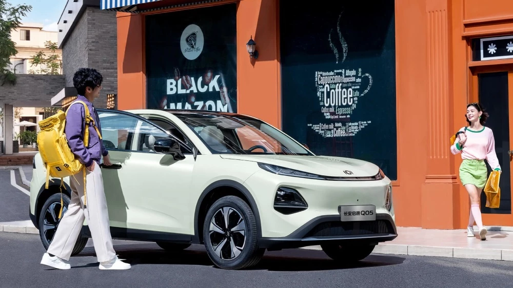 changan nevo q05 сбоку спереди кроссовер электрический