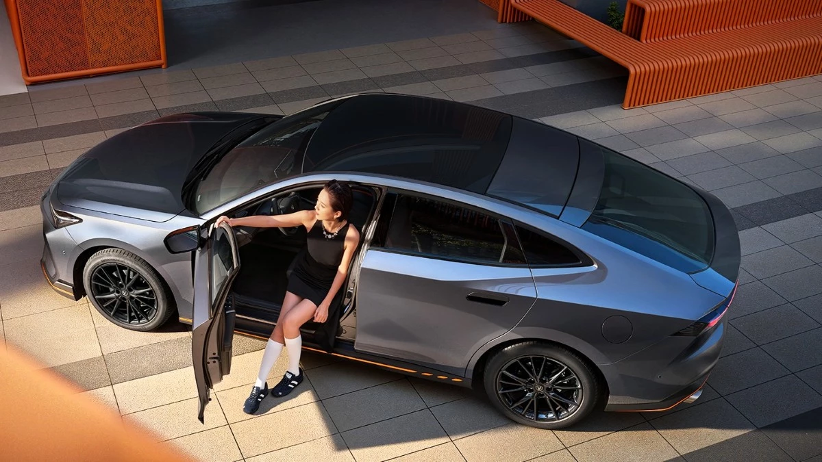 старт продаж changan uni-v hev сзади сбоку лифтбек гибрид