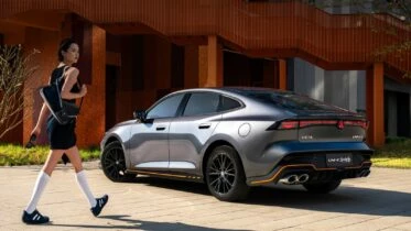 старт продаж changan uni-v hev сзади сбоку лифтбек гибрид