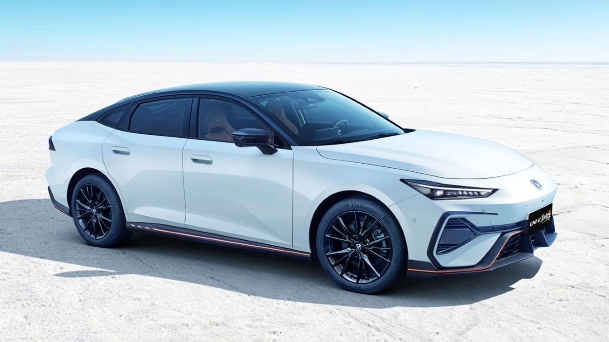 старт продаж changan uni-v hev спереди сбоку лифтбек гибрид