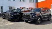 Первые произведенные в России внедорожники Sollers S9 сбоку спереди