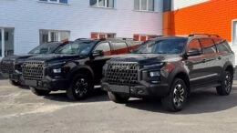 Первые произведенные в России внедорожники Sollers S9 сбоку спереди
