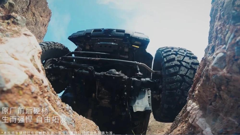Внедорожник Tank 300 Hooke Trail горы в динамике бездорожье подвеска неразрезной мост