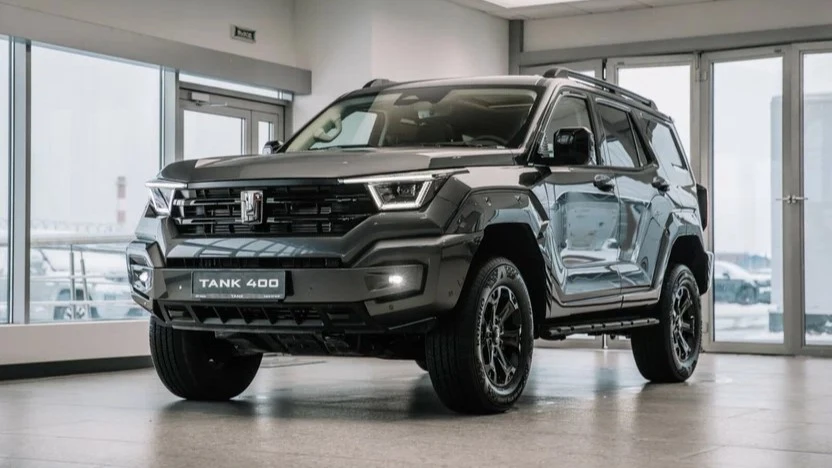 Гибридный внедорожник Tank 400 PHEV у дилера в автосалоне сбоку спереди купить новый ИАТ Парнас Санкт-Петербург