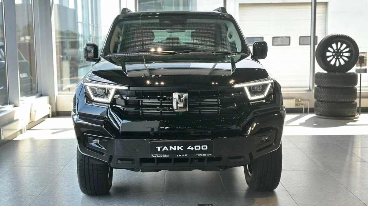 Гибридный внедорожник Tank 400 PHEV у дилера в автосалоне спереди купить новый Ринг Автосевер Воронеж