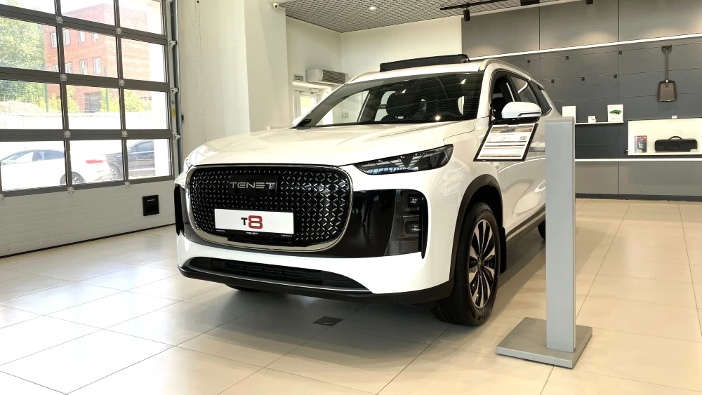 Кроссовер Tenet T8 у дилера в автосалоне сбоку спереди Корс Тула
