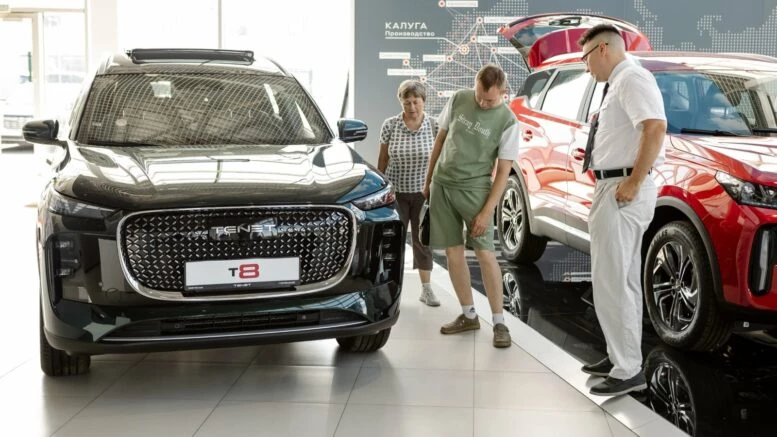 На полмиллиона дешевле, но с передним приводом. Как стартовали продажи 5-местного Tenet T8 Кроссовер Tenet T8 у дилера в автосалоне спереди Регинас Миасс