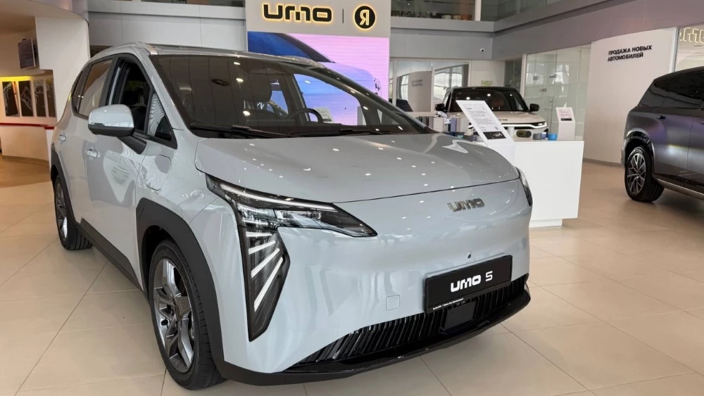 Кроссовер Umo 5 сбоку спереди у дилера в автосалоне