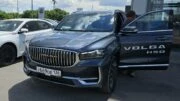 Кроссовер Volga K50 сбоку спереди у дилера в автосалоне тестовый Воронеж