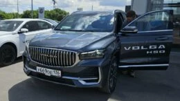 Кроссовер Volga K50 сбоку спереди у дилера в автосалоне тестовый Воронеж