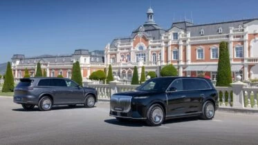 Кроссовер Voyah Taishan в России сбоку спереди сзади
