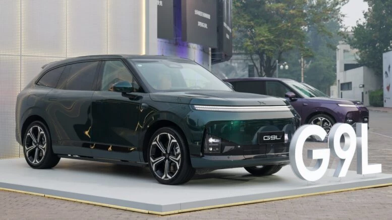 Кроссовер XPeng G9L сбоку спереди презентация в Китае