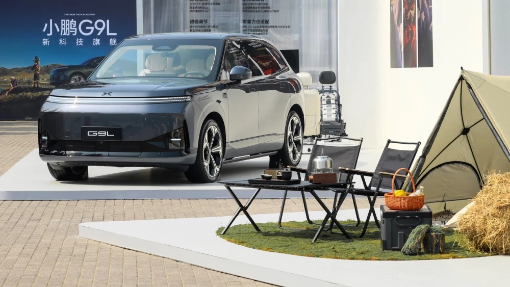 Кроссовер XPeng G9L сбоку спереди презентация в Китае