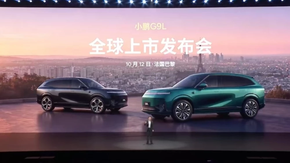 Кроссовер XPeng G9L сбоку спереди презентация в Китае